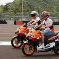 Galleri foto Intip Keseruan Marquez dan Espargaro Jajal Vario 160 di Sirkuit Mandalika