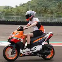 Galleri foto Intip Keseruan Marquez dan Espargaro Jajal Vario 160 di Sirkuit Mandalika