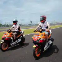 Galleri foto Intip Keseruan Marquez dan Espargaro Jajal Vario 160 di Sirkuit Mandalika