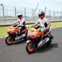 Galleri foto Intip Keseruan Marquez dan Espargaro Jajal Vario 160 di Sirkuit Mandalika