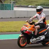 Galleri foto Intip Keseruan Marquez dan Espargaro Jajal Vario 160 di Sirkuit Mandalika