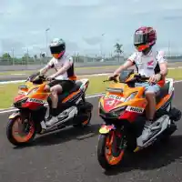 Galleri foto Intip Keseruan Marquez dan Espargaro Jajal Vario 160 di Sirkuit Mandalika
