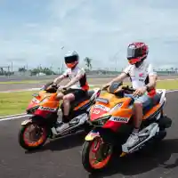 Galleri foto Intip Keseruan Marquez dan Espargaro Jajal Vario 160 di Sirkuit Mandalika