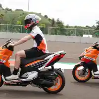 Galleri foto Intip Keseruan Marquez dan Espargaro Jajal Vario 160 di Sirkuit Mandalika
