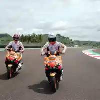 Galleri foto Intip Keseruan Marquez dan Espargaro Jajal Vario 160 di Sirkuit Mandalika