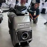 Galleri foto FOTO: Polytron Fox 200, Motor Listrik Rp 11,5 Juta untuk Perempuan Aktif