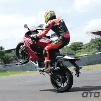 Galleri foto Galeri Foto: Launching Yamaha All New R15 Plus, Aksi Maverick Vinales di Sentul