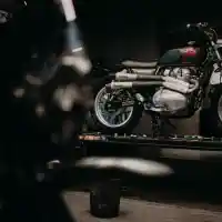 Galleri foto GALERI: Kustom Royal Enfield Interceptor 650 dan Himalayan Smoked Garage