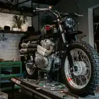 Galleri foto GALERI: Kustom Royal Enfield Interceptor 650 dan Himalayan Smoked Garage