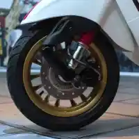 Galleri foto GALERI: Vespa Sprint 150 dan GTS 300 HPE Racing Sixties Edisi Terbatas