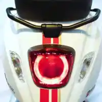 Galleri foto GALERI: Vespa Sprint 150 dan GTS 300 HPE Racing Sixties Edisi Terbatas