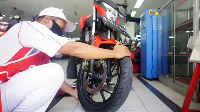 Tips Mengecek Kelayakan Kondisi Ban Motor Lakukan Hal Ini