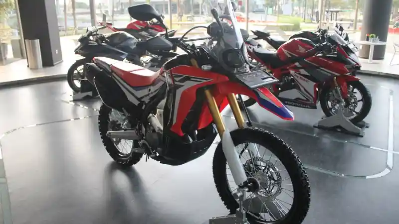 Daftar Harga Motor Honda Kelas Sport Naked Bike Desember Untuk