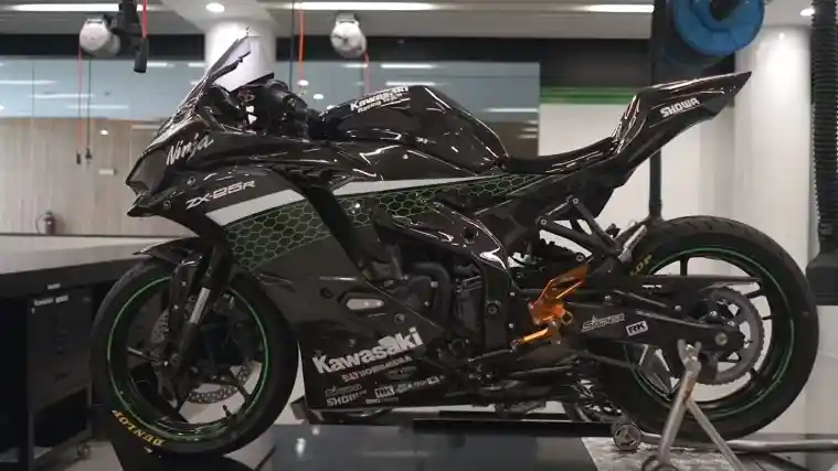 Modifikasi Ninja 250 Empat Silinder, Full Bodi Karbon!