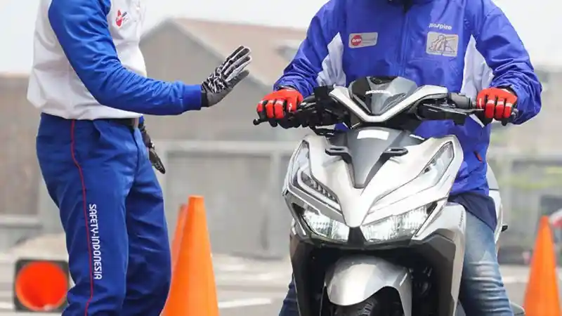 Tips Lakukan Pengereman Motor Saat Kecepatan Tinggi, Sudah Tahu?