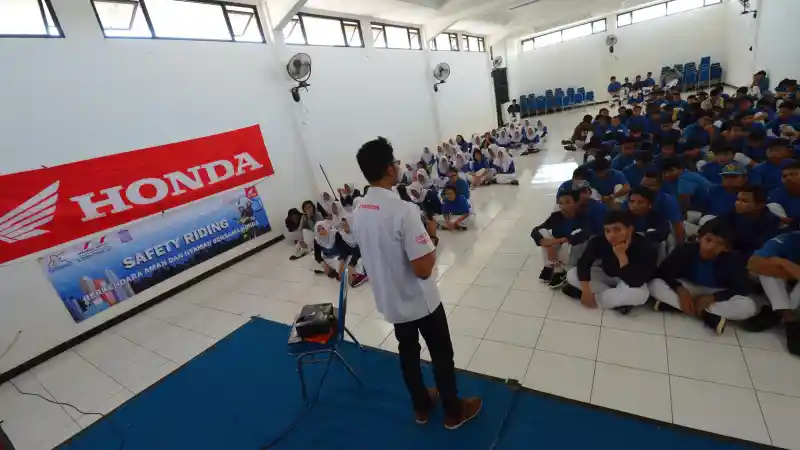 Honda Wahana Beri Pelatihan Injeksi Dan Safety Riding Ke Sekolah